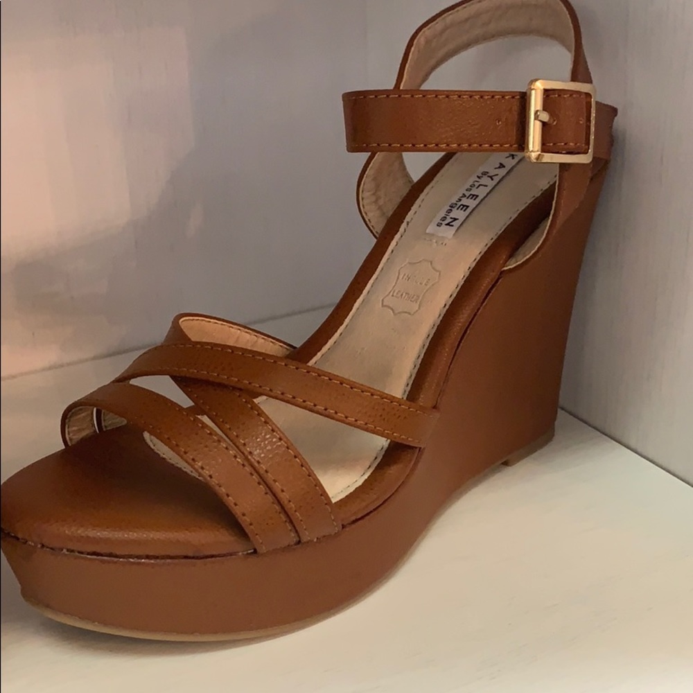 2/$20 sale 🚨Tan wedges On sale!🚨